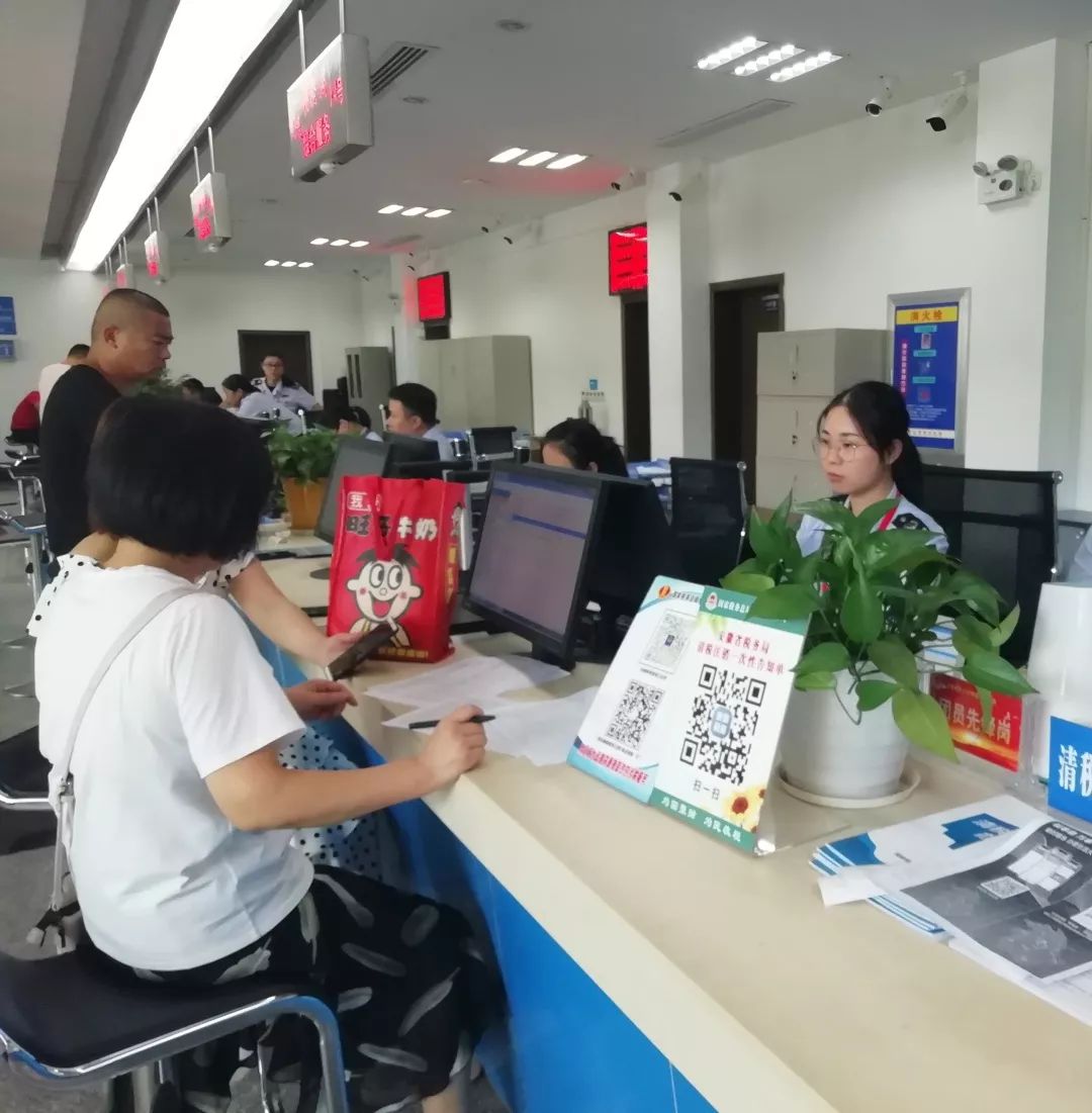 縣政務(wù)服務(wù)中心稅務(wù)局窗口優(yōu)化辦稅服務(wù) 六舉措提升納稅人獲得感與信息咨詢效能